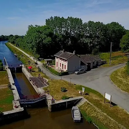 Hostel Mara Riviere D'etape Sur La Velo Francette *