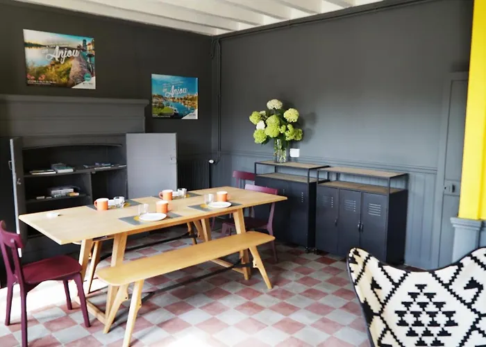 Mara Riviere D'étape Sur La Vélo Francette *